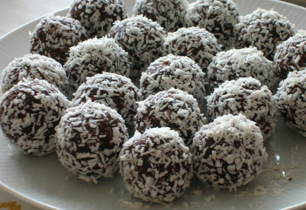Bild på ett fat med chokladbollar.