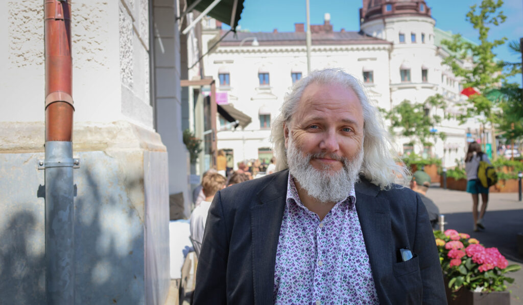 Mikael Tegebjer i vårsolen.