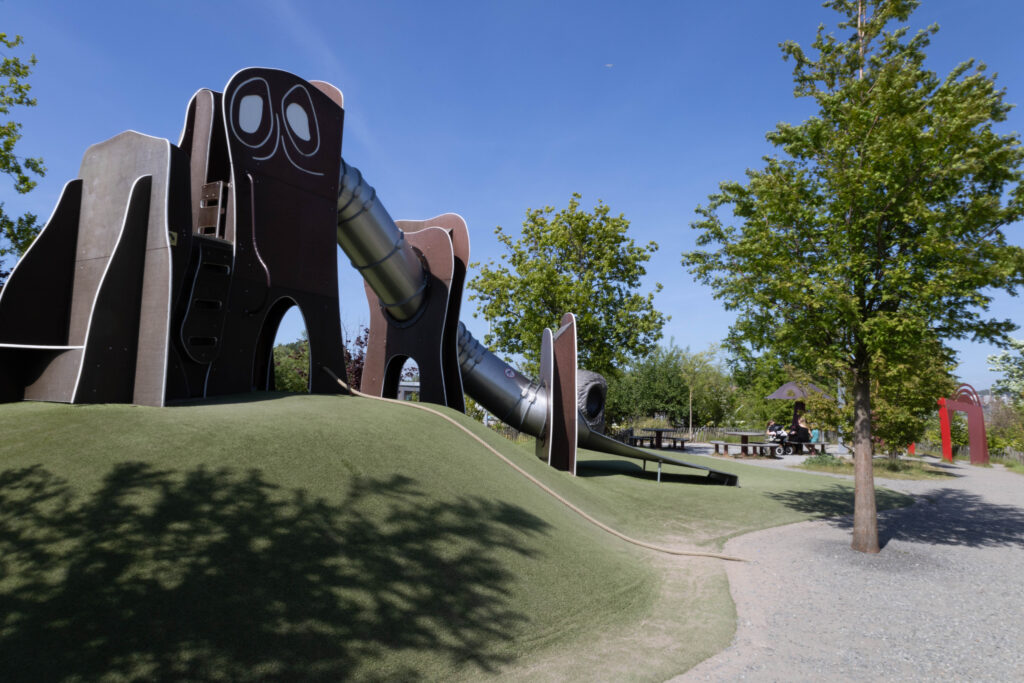 Bild på en lekplats. Rutschkanan liknar en stor brun elefant.