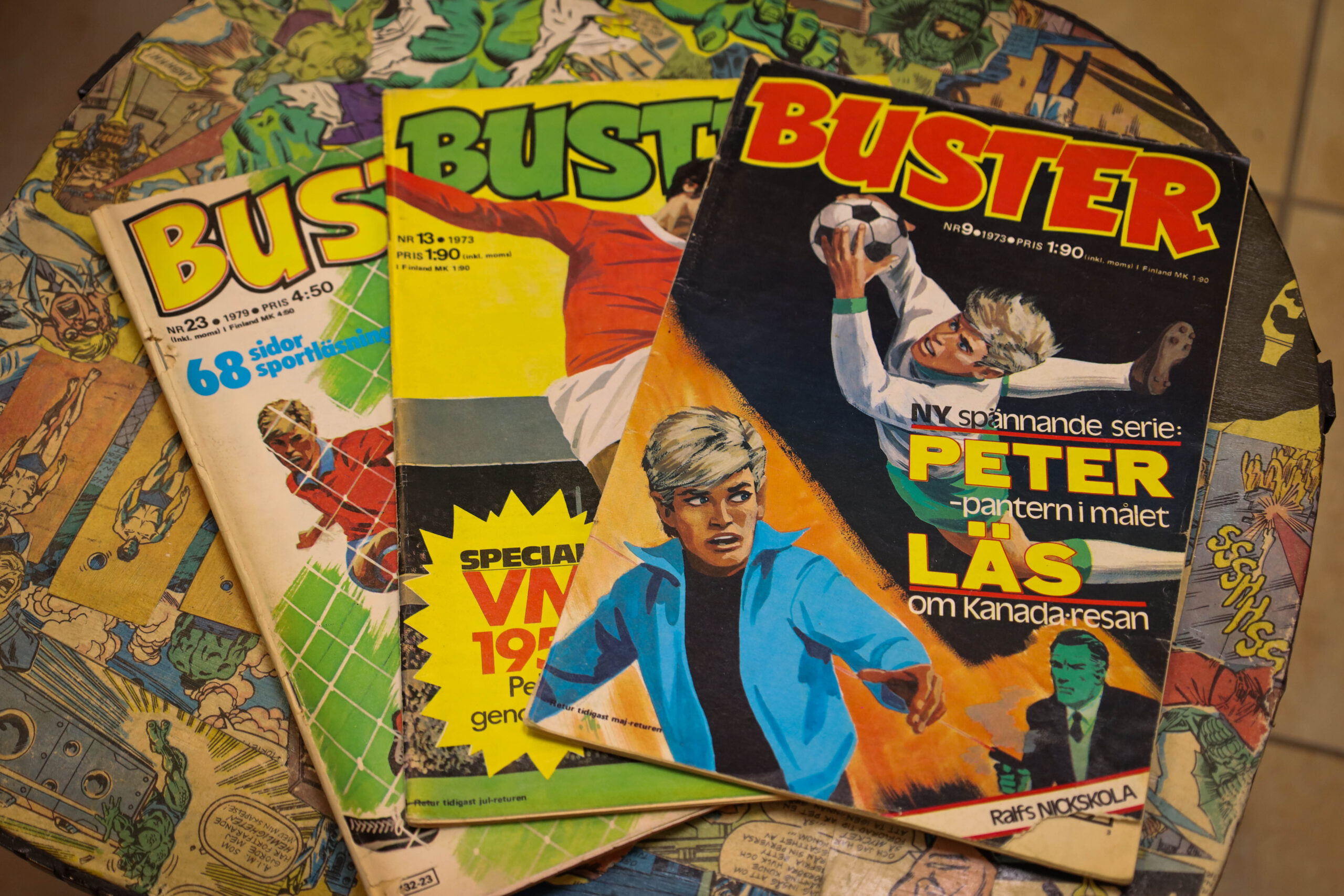 Tre Buster-tidningar utspridda på ett bord