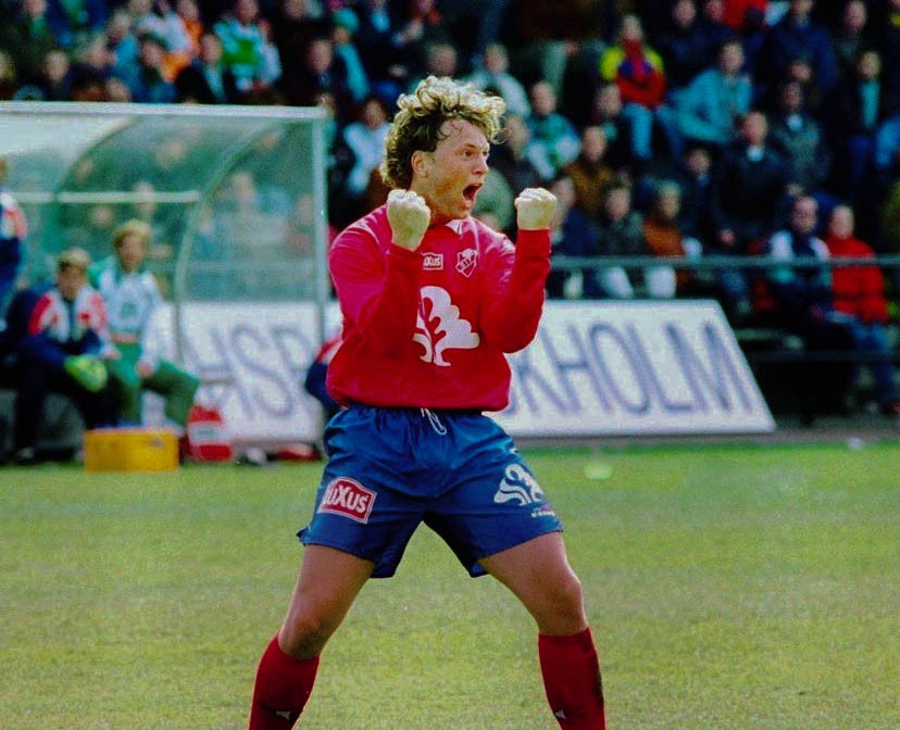 Andreas Bild gör en målgest klädd i Östers rödblåa ställ.