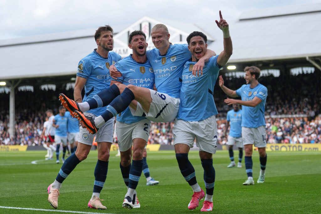 Erling Haaland bärs av sina lagkamrater efter att ha gjort mål för Manchester City.