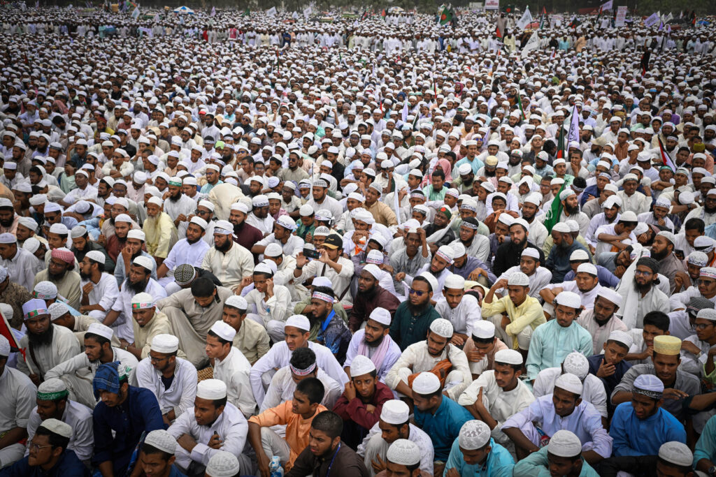 Tusentals muslimer demonstrerar.