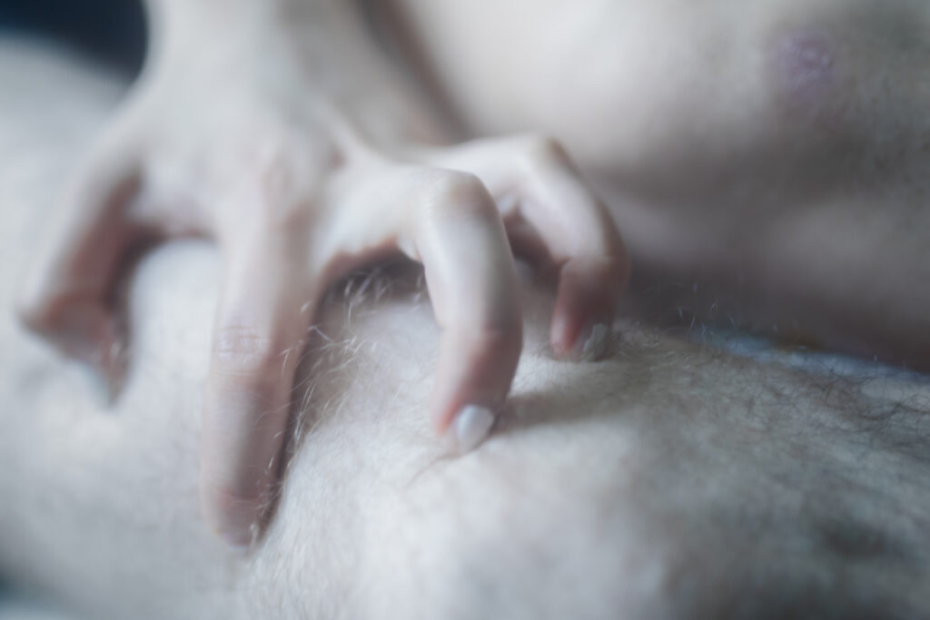 Visar en hand som symboliserar sexuell njutning