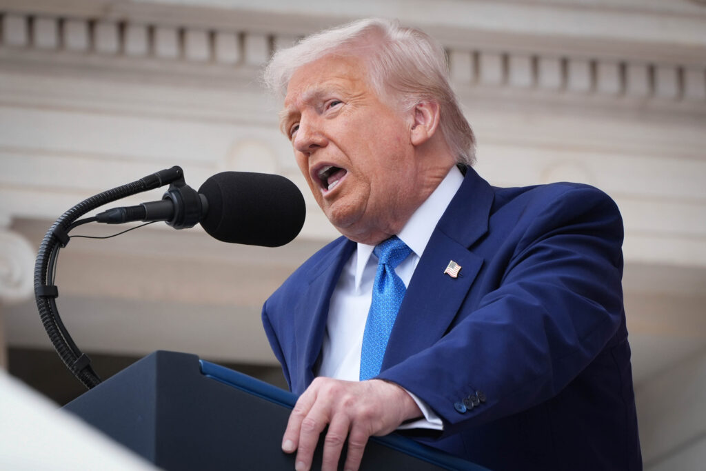 Donald Trump håller tal.