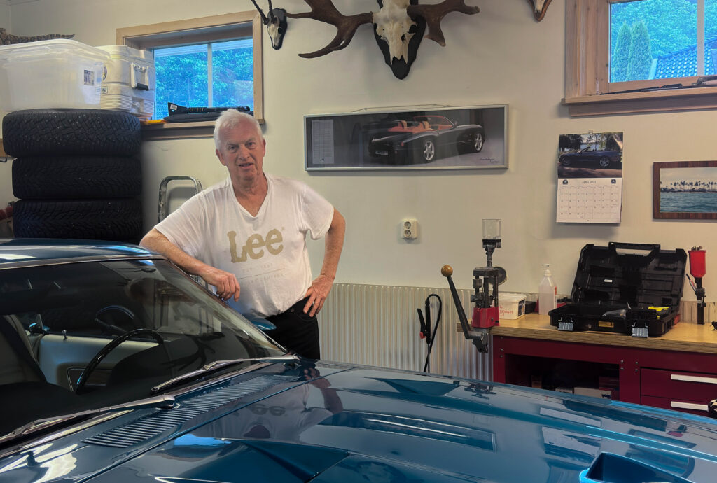 Per-Göran i sitt garage med sin Mustang Shelby GT500 